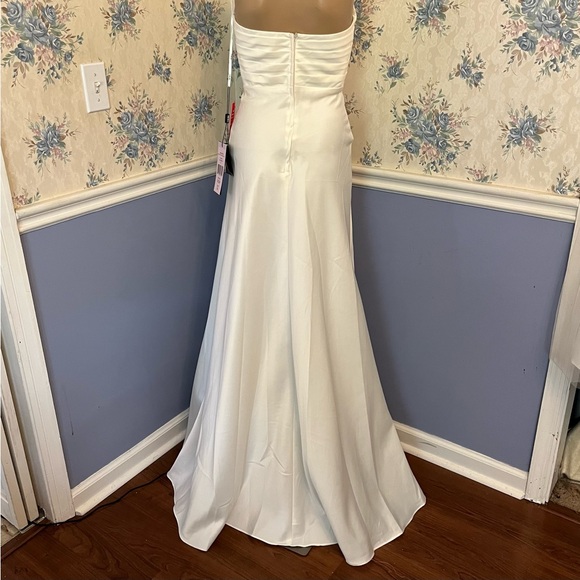COLORS DRESS Ivory Long PLeated A Line Strapless Wedding Gown NWT Womens XS - Picture 3 of 15